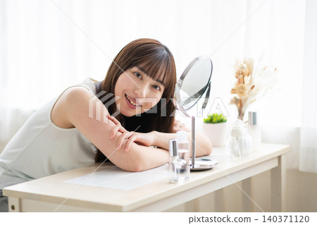 鏡子前的女人肖像 鏡子前的女人肖像 140371120