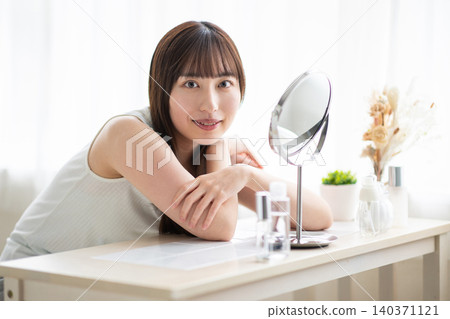 Portrait of a woman in front of a mirror Portrait of a woman in front of a mirror 140371121
