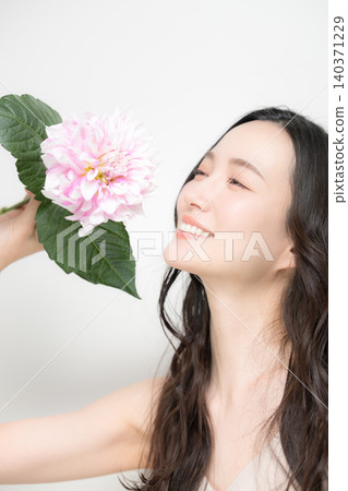 在享受花香的同時,展現美麗女性的形象。 在享受花香的同時,展現美麗女性的形象。 140371229