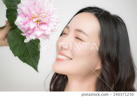 在享受花香的同時,展現美麗女性的形象。 在享受花香的同時,展現美麗女性的形象。 140371230