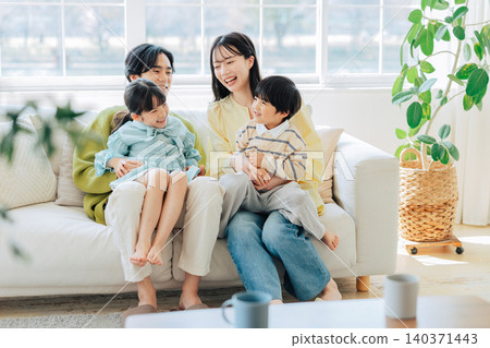 一家人在明亮的客廳放鬆休息 140371443