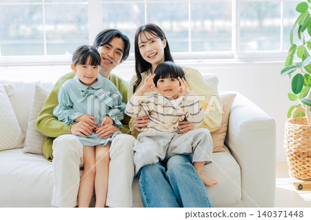 一家人在明亮的客廳放鬆休息 140371448