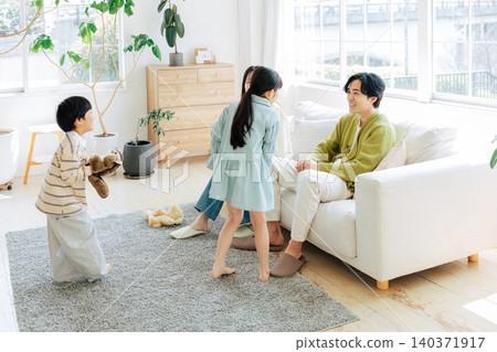 一家人在明亮的客廳放鬆休息 140371917