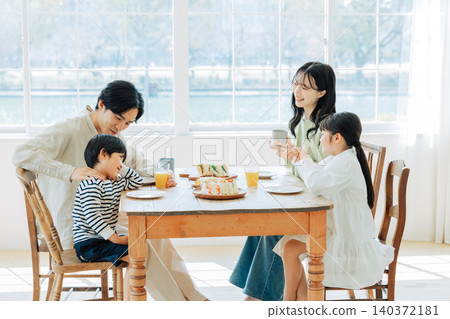 一家人在明亮的餐廳用餐 一家人在明亮的餐廳用餐 140372181