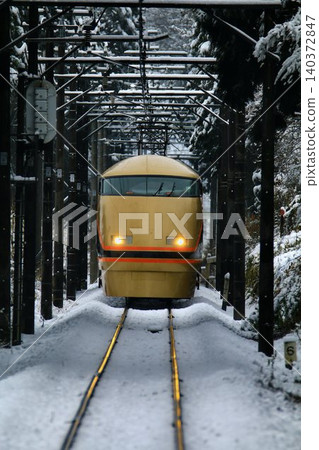 "Limited Express Spacia / Nikko" that runs fast on the Kinugawa Line on the snowy road "Limited Express Spacia / Nikko" that runs fast on the Kinugawa Line on the snowy road 140372847
