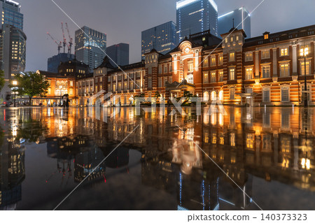 雨夜裡,東京車站的丸之內大樓燈火通明。 雨夜裡,東京車站的丸之內大樓燈火通明。 140373323