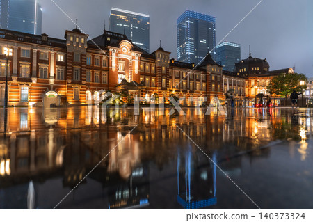 雨夜裡,東京車站的丸之內大樓燈火通明。 雨夜裡,東京車站的丸之內大樓燈火通明。 140373324
