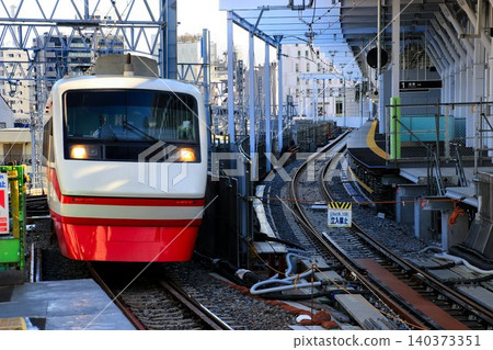 A Tobu Limited Express Ryomo 200 series train passes through Tokyo Skytree Station, which is scheduled to have its northbound line elevated... A Tobu Limited Express Ryomo 200 series train passes through Tokyo Skytree Station, which is scheduled to have its northbound line elevated... 140373351