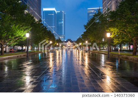 Tokyo Station's Marunouchi building shines brightly on a rainy night. 140373360