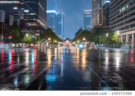 Tokyo Station's Marunouchi building shines brightly on a rainy night. 140373366