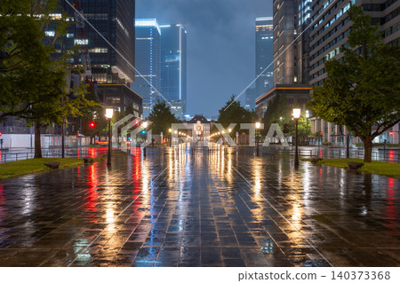 雨夜裡，東京車站的丸之內大樓燈火通明。 140373368