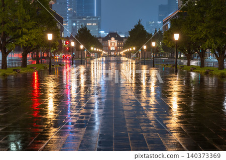 雨夜裡，東京車站的丸之內大樓燈火通明。 140373369