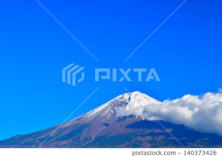 富士山在藍天的映襯下,白雪皚皚。 富士山在藍天的映襯下,白雪皚皚。 140373426