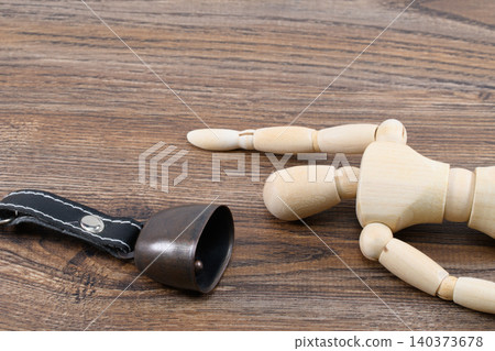 熊鈴和掉落的玩偶構成了一幅被熊襲擊的畫面。 熊鈴和掉落的玩偶構成了一幅被熊襲擊的畫面。 140373678