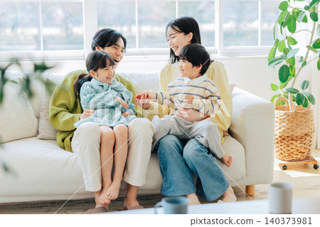 一家人在明亮的客廳放鬆休息 140373981
