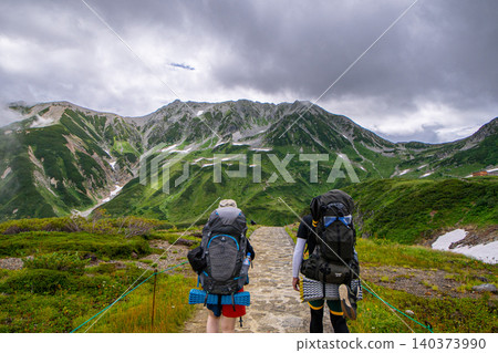 健行者在立山山間小徑上行走 健行者在立山山間小徑上行走 140373990