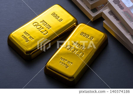 金條和成捆的1萬日元鈔票 140374186