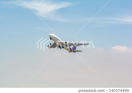 大型噴射機起飛前往海外 140374499