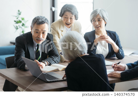 高層團隊在會議室指著文件進行解說 高層團隊在會議室指著文件進行解說 140374570