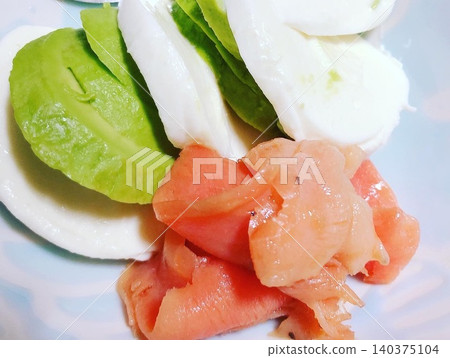 用酪梨和馬蘇里拉起司醃製的鮭魚 用酪梨和馬蘇里拉起司醃製的鮭魚 140375104