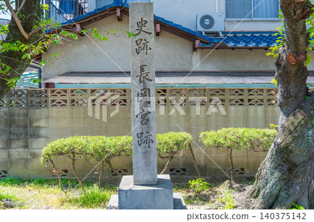 京都府無光市長岡宮遺址的石碑，該遺址為歷史遺跡。 140375142