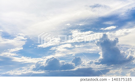 壯麗的夏日天空,高聳的積雨雲直插藍天。 壯麗的夏日天空,高聳的積雨雲直插藍天。 140375185