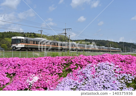 中央本線和特快列車信濃線沿線盛開著苔蘚福祿考。 中央本線和特快列車信濃線沿線盛開著苔蘚福祿考。 140375936
