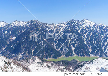 A spectacular view of Lake Kurobe and the Ushirotateyama mountain range from Daikanbo on the Tateyama Kurobe Alpine Route. 140376266