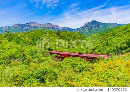 【山梨縣】晴空下的八嶽山脈和東澤大橋 【山梨縣】晴空下的八嶽山脈和東澤大橋 140376362