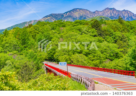 【山梨縣】晴空下的八嶽山脈和東澤大橋 【山梨縣】晴空下的八嶽山脈和東澤大橋 140376363