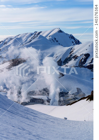 白雪皚皚的室堂的壯麗景色;剛開放不久的立山黑部阿爾卑斯山脈路線;春天的北阿爾卑斯山。 白雪皚皚的室堂的壯麗景色;剛開放不久的立山黑部阿爾卑斯山脈路線;春天的北阿爾卑斯山。 140376364