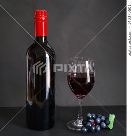 紅酒和葡萄(瓶裝和杯裝) 紅酒和葡萄(瓶裝和杯裝) 140376601