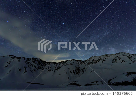 The Northern Alps and a sky full of stars as seen from Murodo on the Tateyama Kurobe Alpine Route. 140376605