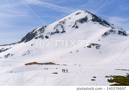 室堂開幕不久,白雪皚皚的北阿爾卑斯山:立山黑部阿爾卑斯山路線的壯觀景色。 室堂開幕不久,白雪皚皚的北阿爾卑斯山:立山黑部阿爾卑斯山路線的壯觀景色。 140376697