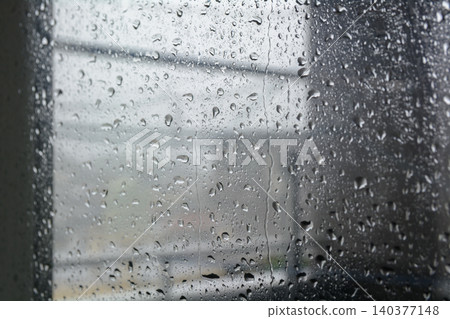 雨天窗戶上的水滴 雨天窗戶上的水滴 140377148