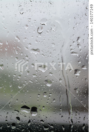 抽象的、明亮的背景,雨滴落在窗戶上。 抽象的、明亮的背景,雨滴落在窗戶上。 140377149