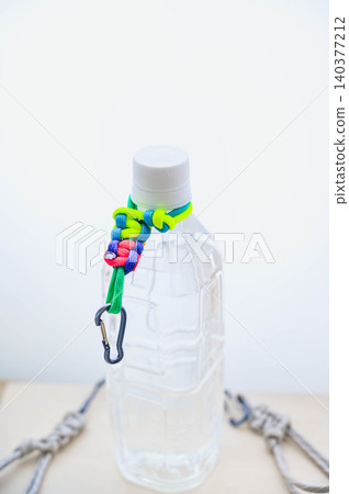 手工製作的傘繩水瓶套 140377212