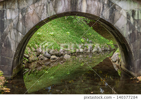 小石川後樂園的圓月橋,橋拱倒映在水面上,宛如一輪美麗的滿月。 2023年11月 小石川後樂園的圓月橋,橋拱倒映在水面上,宛如一輪美麗的滿月。 2023年11月 140377284