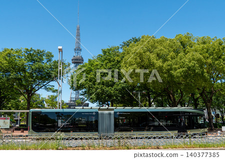 新一代SRT鉸接式公車和穿過名古屋榮地區的電視塔 140377385