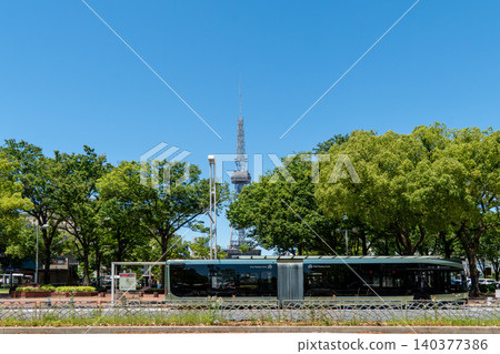新一代SRT鉸接式公車和穿過名古屋榮地區的電視塔 新一代SRT鉸接式公車和穿過名古屋榮地區的電視塔 140377386