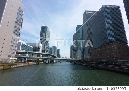 堂島川、阪神高速公路高架路以及聳立在中之島上的摩天大樓群。 140377995