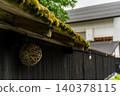 Traditional black walls and moss-covered roofs in Kaneyama Town, Yamagata Prefecture, with bamboo woven lamps hanging from them. 140378115