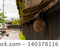 Traditional black walls and bamboo woven lamps hanging from the eaves in Kaneyama Town, Yamagata Prefecture. 140378116