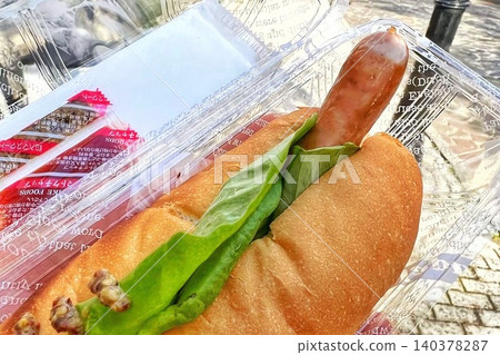 Delicious hot dog 140378287