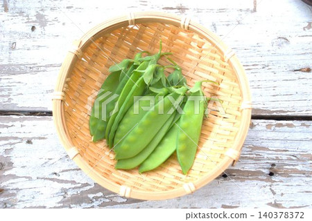 Snow peas placed on a colander Snow peas placed on a colander 140378372