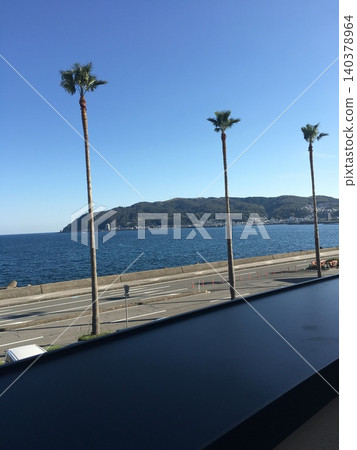 靜岡縣伊東市—一條擁有藍天、大海和棕櫚樹的道路。 140378964