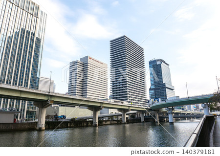 阪神鐵道環狀線1號線和淀屋橋的高層建築(攝於2026年1月) 阪神鐵道環狀線1號線和淀屋橋的高層建築(攝於2026年1月) 140379181