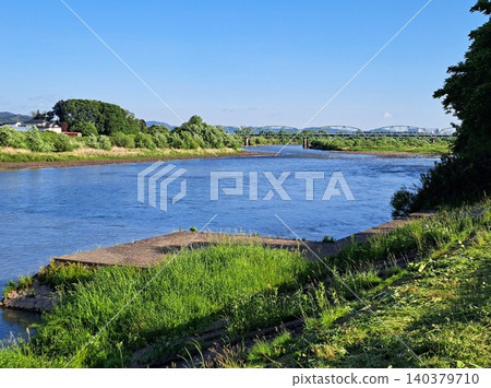 從英國海岸看到的北上川和一座綠色的桁架橋。 從英國海岸看到的北上川和一座綠色的桁架橋。 140379710