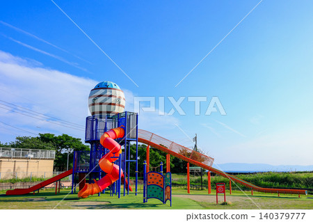 道之站垂水濱平（樽樽公園）的大型多功能遊樂設施和藍天 140379777