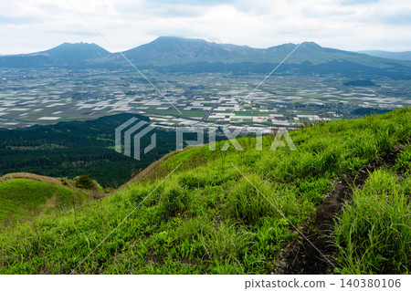 Aso Five Peaks (representing the reclining Buddha) and rice paddies in the caldera basin as seen from Daikanbo, Kumamoto Prefecture Aso Five Peaks (representing the reclining Buddha) and rice paddies in the caldera basin as seen from Daikanbo, Kumamoto Prefecture 140380106